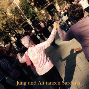 Jung und Alt beim Sardana tanzen in Barcelona