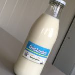 Gefüllte Milchflasche aus dem Milchautomat Leipzig