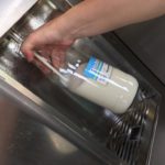 Milch zapfen aus dem Milchautomat Leipzig
